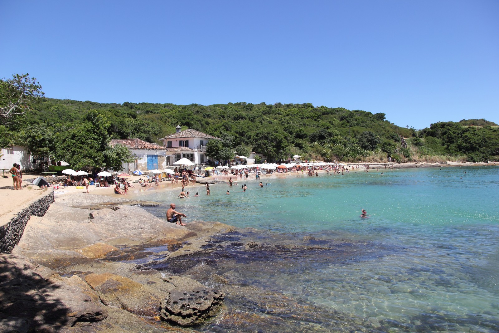 Praia da Azeda, boa opção para banho de mar com crianças, em Búzios, na Região dos Lagos do Estado do Rio — Foto: Reprodução / Wikimedia Commons