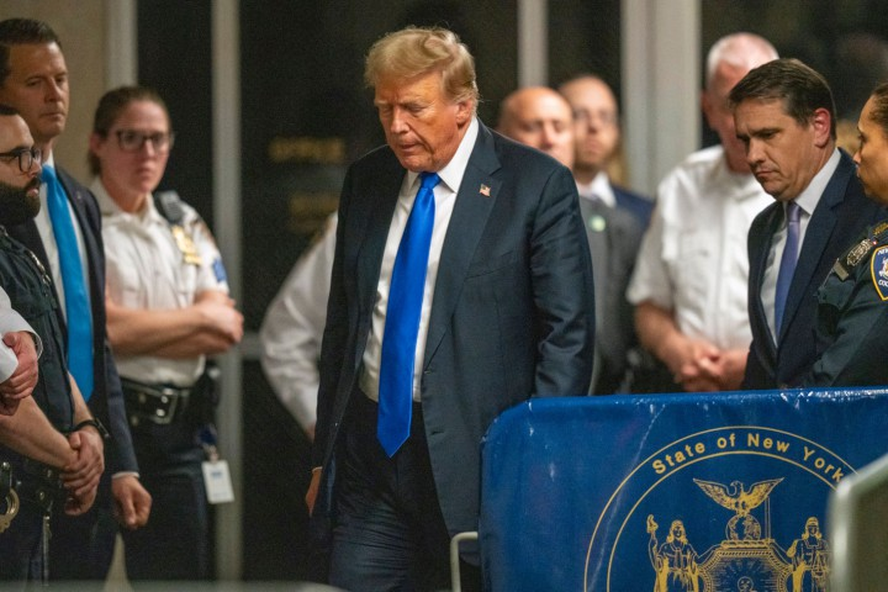 Donald Trump deixa Tribunal Criminal de Manhattan, na cidade de Nova York, após seu julgamento