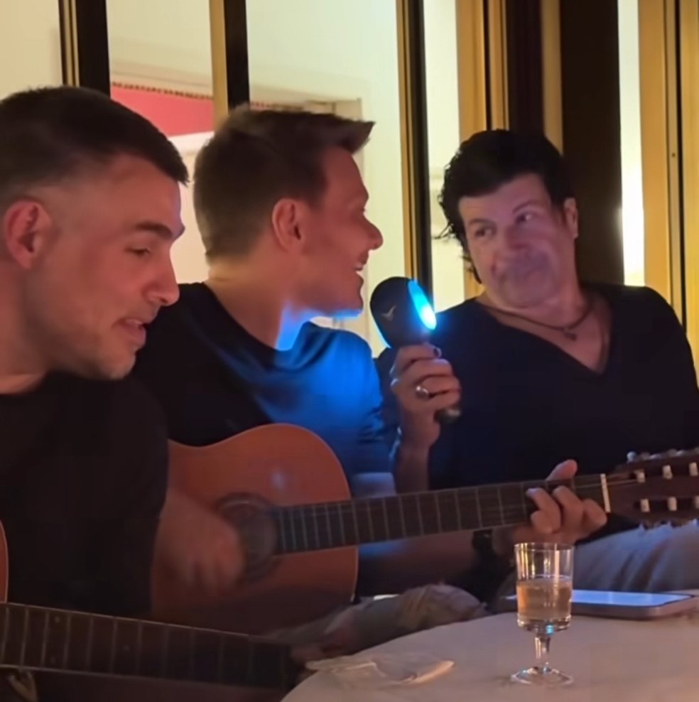 Michel Teló canta com Paulo Ricardo e Raoni Carneiro — Foto: Reprodução Instagram