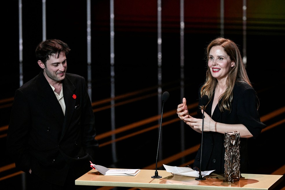 Arthur Harari e Justine Triet recebem o César Award de melhor roteiro por "Anatomia de uma queda" — Foto: STEPHANE DE SAKUTIN / AFP