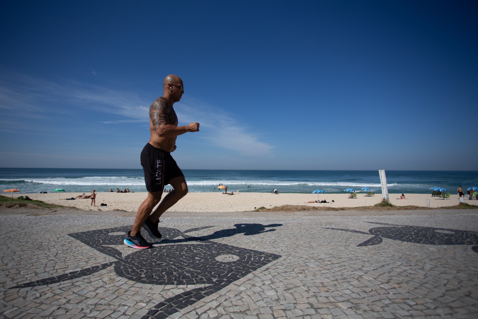 Homem corre na Praia da Barra — Foto: Roberto Moreyra