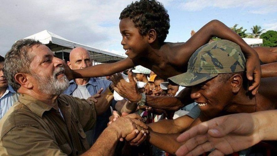 Lula na campanha eleitoral de 2006, com Gonçalves Dias ao fundo