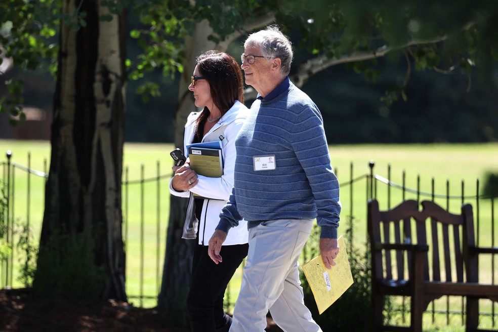 Bill Gates, fundador da Microsoft, caminha para participar de almoço durante encontro de bilionários — Foto: AFP