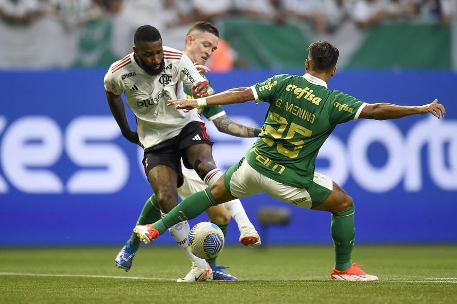 Gerson disputa bola com jogadores do Palmeiras