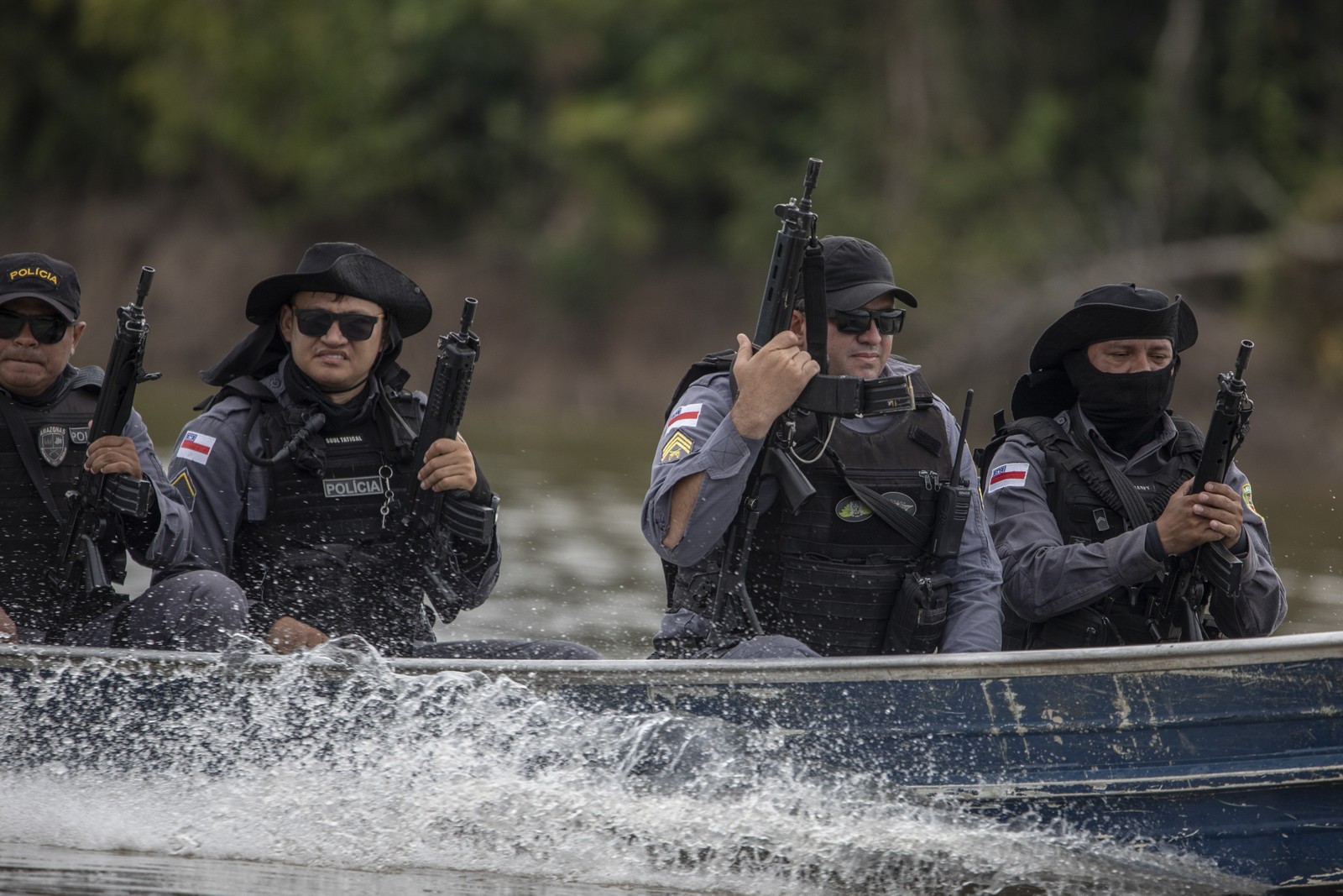 Agentes da PM do Amazonas participam da busca pelos corpos de Dom Phillips e Bruno Pereira, em Atalaia do Norte — Foto: Victor Moriyama / The New York Times