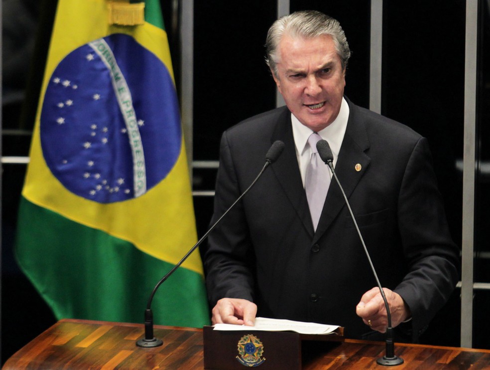 Fernando Collor durante discurso após sua absolvição, em 2014 — Foto: Aílton de Freitas/Agência O GLOBO