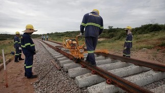 Trecho da Ferrovia de Integração Oeste-Leste (Fiol), que corta a Bahia. As obras começaram em 2010, mas pararam em 2014, por falta de recursos — Foto: Elói Corrêa | GOV-BA