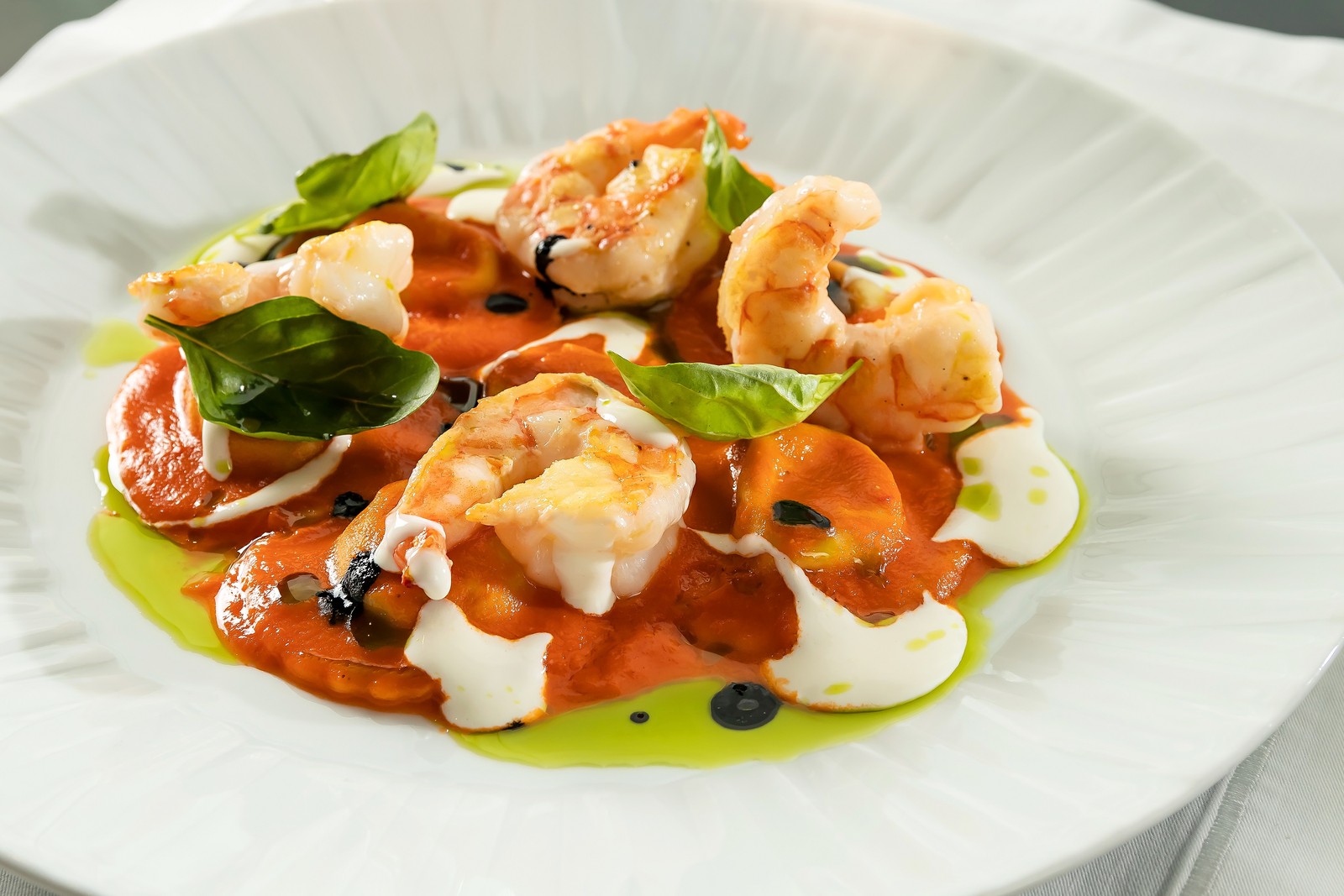 Alloro Al Miramar:  ravioli de peixe ao molho de tomate, vodka, camarão, burrata, tinta de lula e manjericão (R$ 108) — Foto: Alex Farias Souto Maior