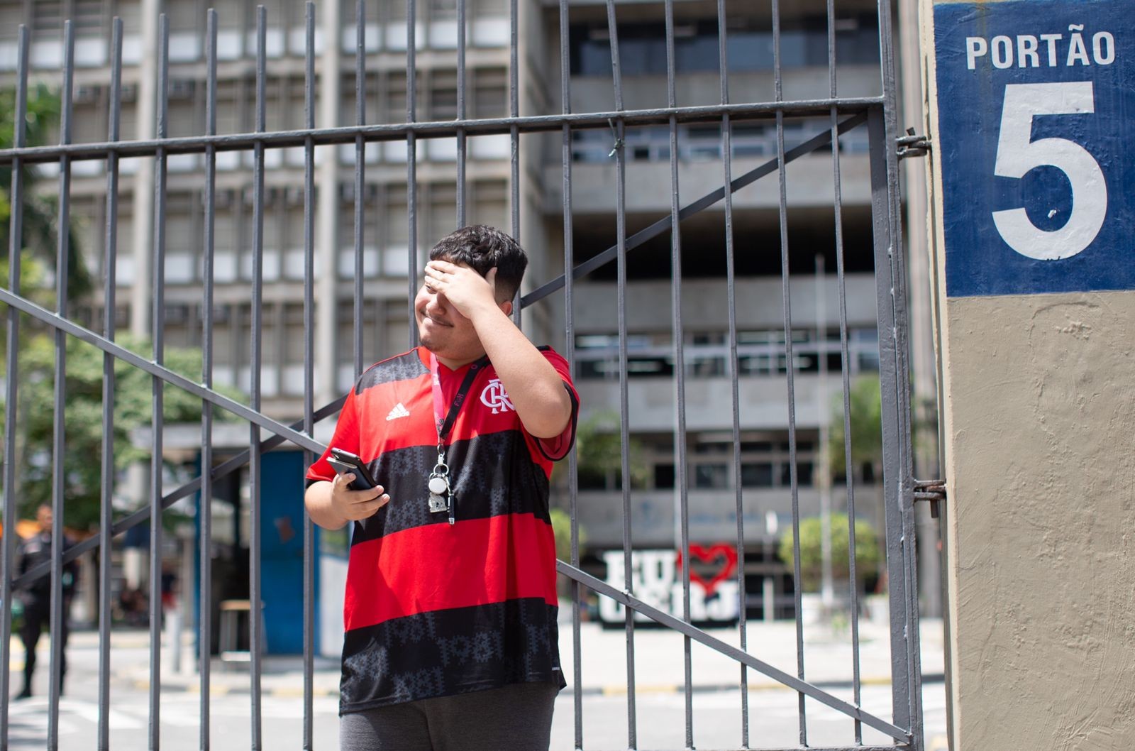 Estudante chega atrasado ao campus Maracanã da Uerj — Foto: Marcia Foletto/Agência O Globo