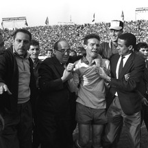 Zagallo chora após a conquista do bi, em 1962 — Foto: Arquivo O GLOBO
