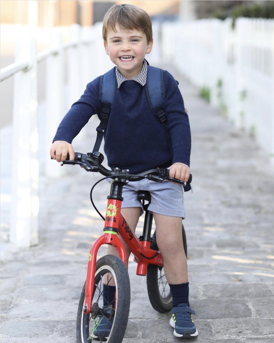 O pequeno Louis, prestes a completar 3 anos, em abril de 2021, indo para o seu primeiro dia na creche — Foto: Reprodução/Redes sociais