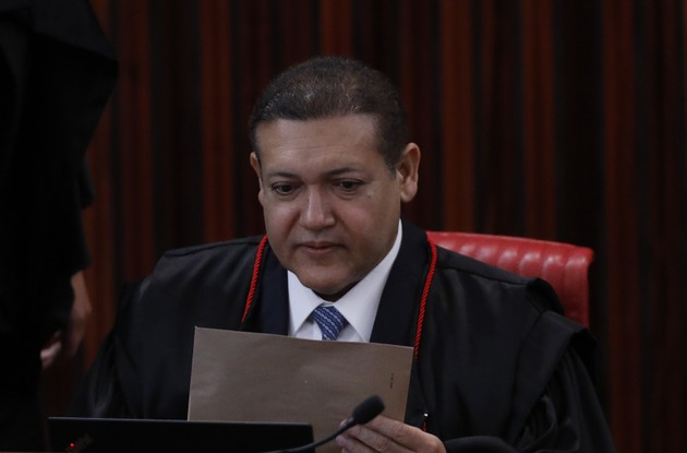 Ministro Nunes Marques durante julgamento no TSE