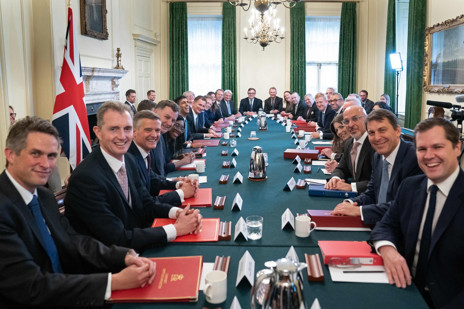 O primeiro-ministro da Grã-Bretanha Rishi Sunak (6º E) posa para uma fotografia ao lado de membros de seu novo gabinete em sua primeira reunião de gabinete em 10 Downing Street, no centro de Londres — Foto: STEFAN ROUSSEAU/AFP