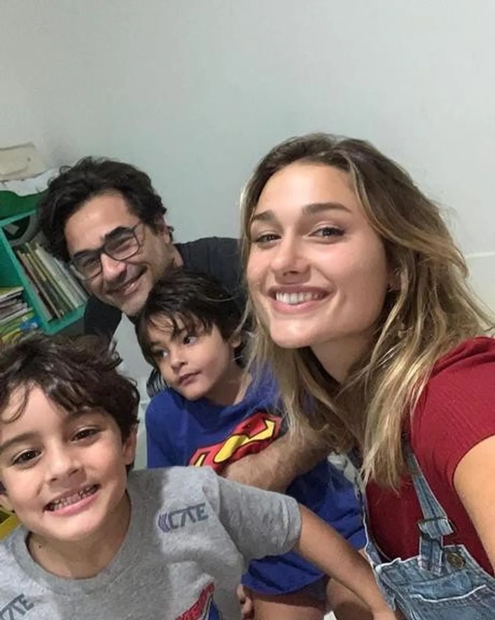 Ao lado do pai, Luciano Szafir, Sasha com os irmãos paternos, Davi e Mikael — Foto: Reprodução Internet