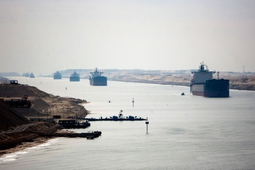 Navios cargueiros provenientes do Mar Vermelho navegam pelo Canal de Suez