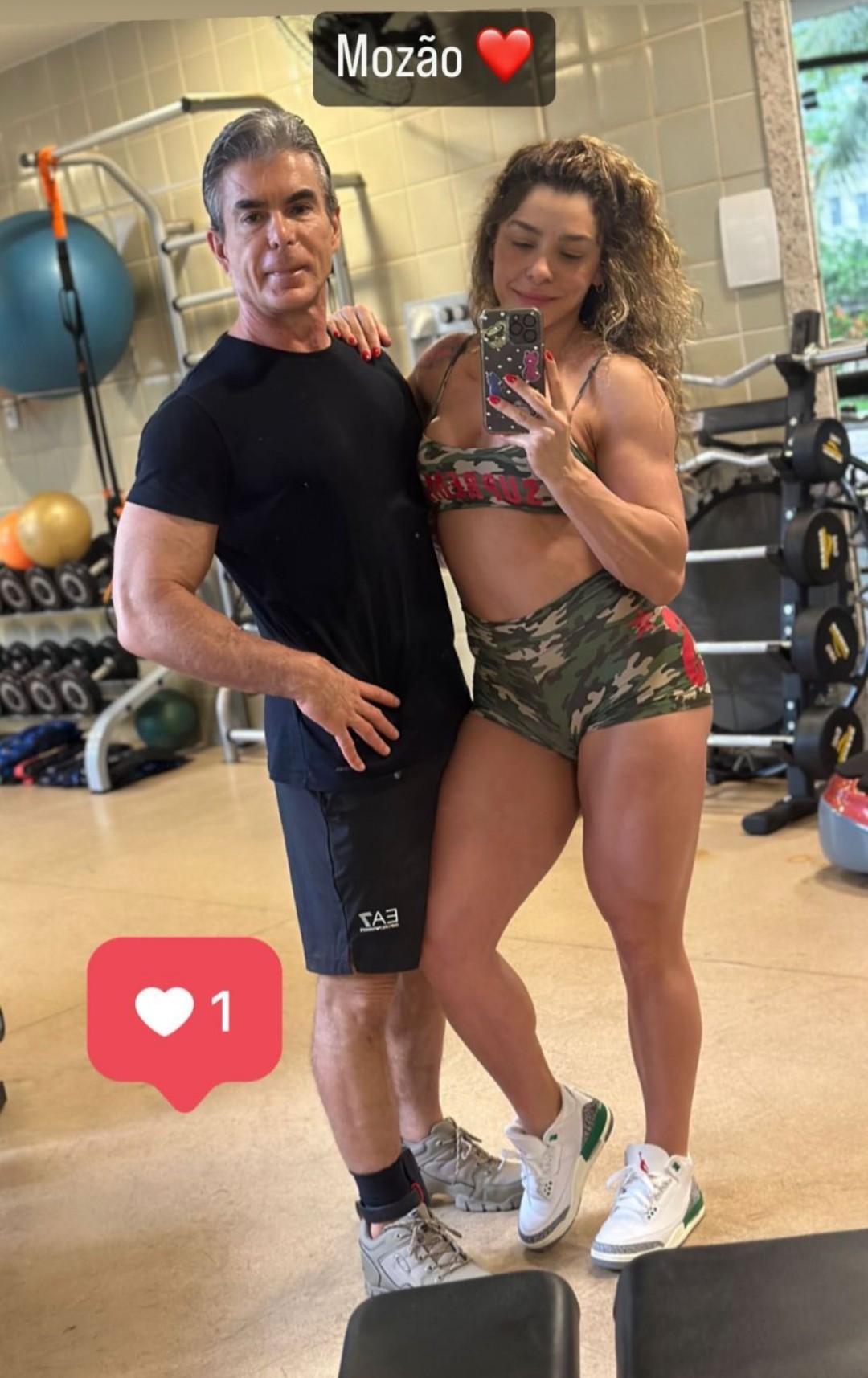 Rogério Andrade com a mulher Fabíola: na academia, de tornozeleira — Foto: Reprodução da internet