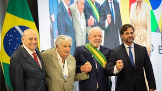 Lula com os ex-presidentes do Uruguai, Julio Sanguinetti e José Pepe Mujica, e o atual líder do país, Luis Lacalle Pou, respectivamente — Foto: HERMES DE PAULA/AFP