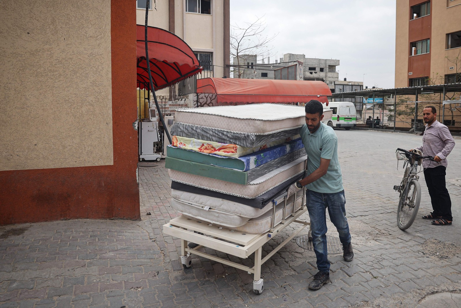 Os palestinos trabalham na reabilitação do devastado Hospital Nasser em Khan Yunis, no sul da Faixa de Gaza, em 2 de maio de 2024, em meio ao conflito em curso entre Israel e o grupo militante palestino Hamas. — Foto: AFP