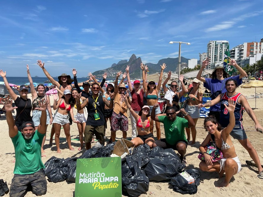 Voluntários com sacos de resíduos coletados na ação de 2023, no Posto 9, em Ipanema