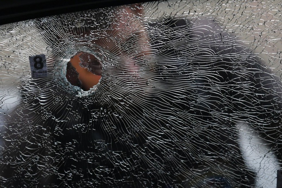 Peritos analisam carro em que Marielle Franco e Anderson Gomes foram mortos — Foto: Pablo Jacob