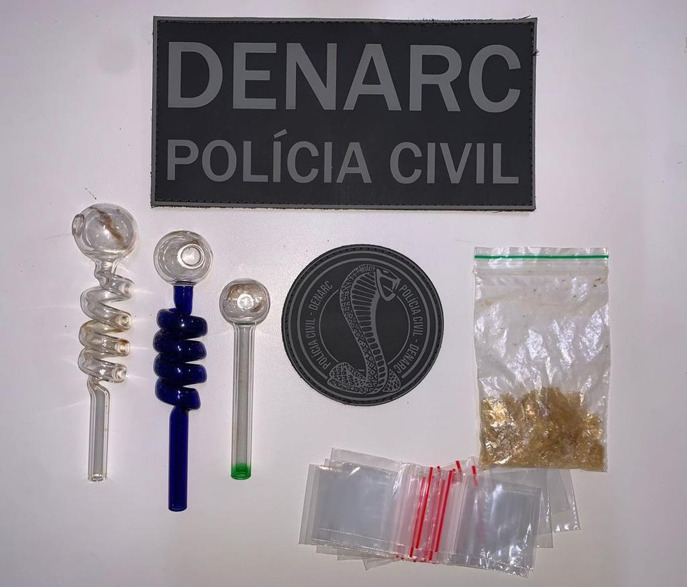 Droga e material para seu consumo foram apreendidos pela Polícia Civil de Goiás — Foto: Divulgação 