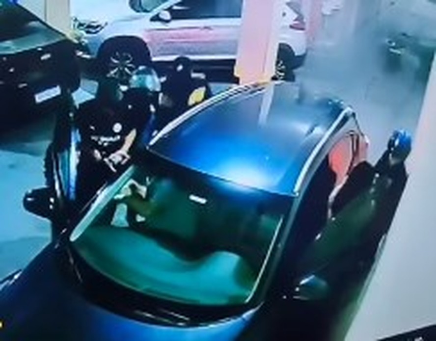 Quatro criminosos roubam o carro de um casal no momento em que eles chegam na garagem do edifício onde moram