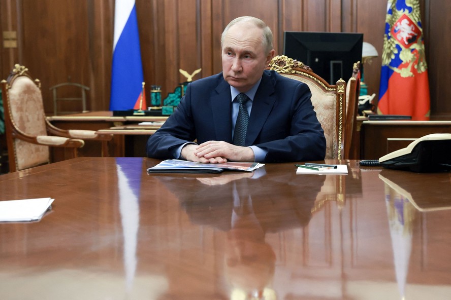 Presidente da Rússia, Vladimir Putin, durante reunião com o presidente do Promsvyazbank, em Moscou