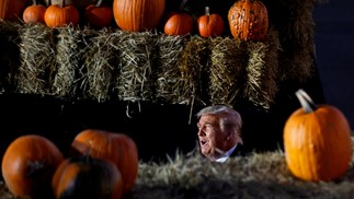 O presidente dos EUA, Donald Trump, é visto entre abóboras durante um comício de campanha no Aeroporto Regional de Pittsburgh-Butler em Butler, Pensilvânia, EUA, no dia do HalloweenREUTERS - 31/10/2020