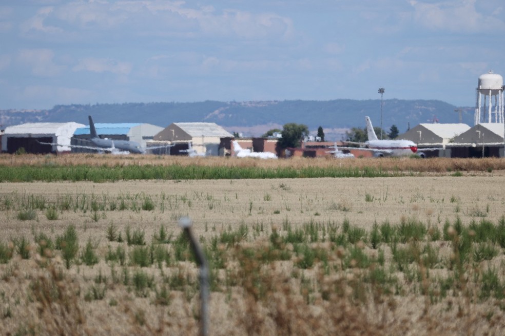 Foto tirada mostra o avião Falcon no qual supostamente viajou Edmundo Gonzalez, após sua chegada ao aeroporto militar Torrejon de Ardoz, em Madri — Foto: THOMAS COEX/AFP