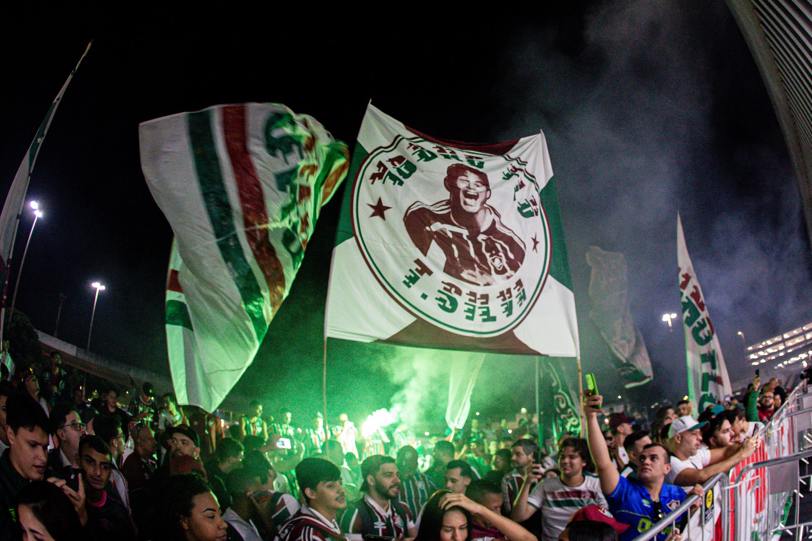 Torcida celebrou do lado de fora do Aeroporto do Galeão a chegada do Zagueiro Thiago Silva no Rio de Janeiro — Foto: MARCELO GONÇALVES / FLUMINENSE F.C