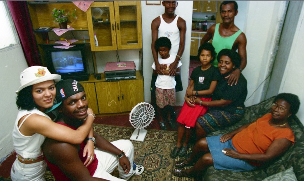 MC Marcinho com a família na sua casa, em 1995 — Foto: Marizilda Cruppe/Agência O GLOBO