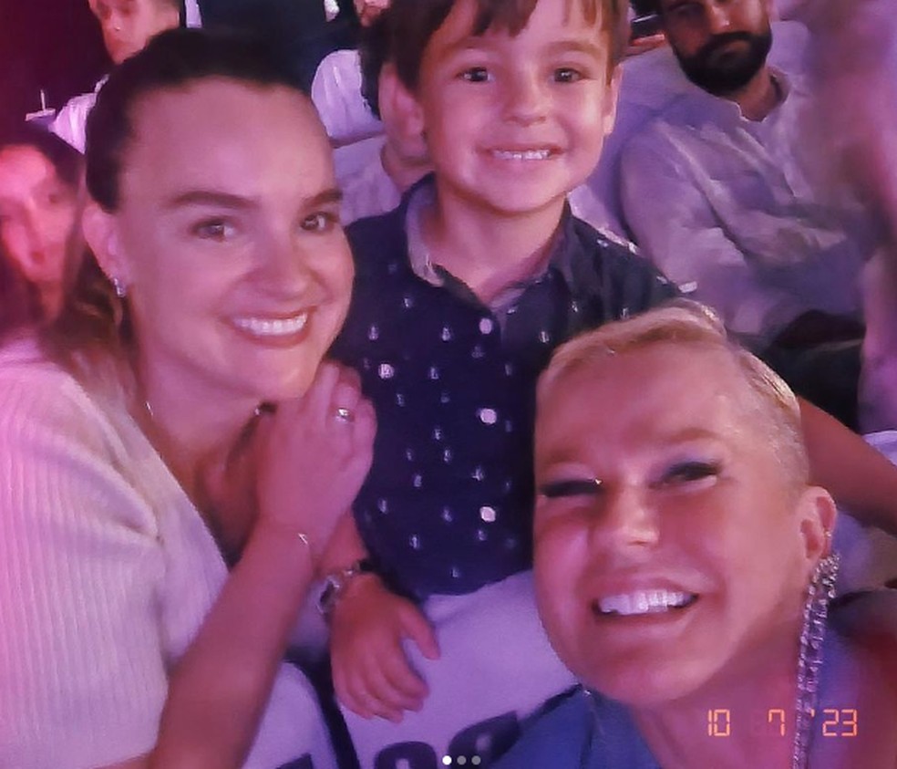 Ex-paquita Thalita Ribeiro com o filho ao lado de Xuxa — Foto: Reprodução