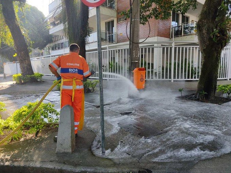 Por causa da denúncia dos casos de envenenamento de cães, equipes da Comlurb fizeram uma lavagem em calçadas e canteiros no Jardim Oceânico