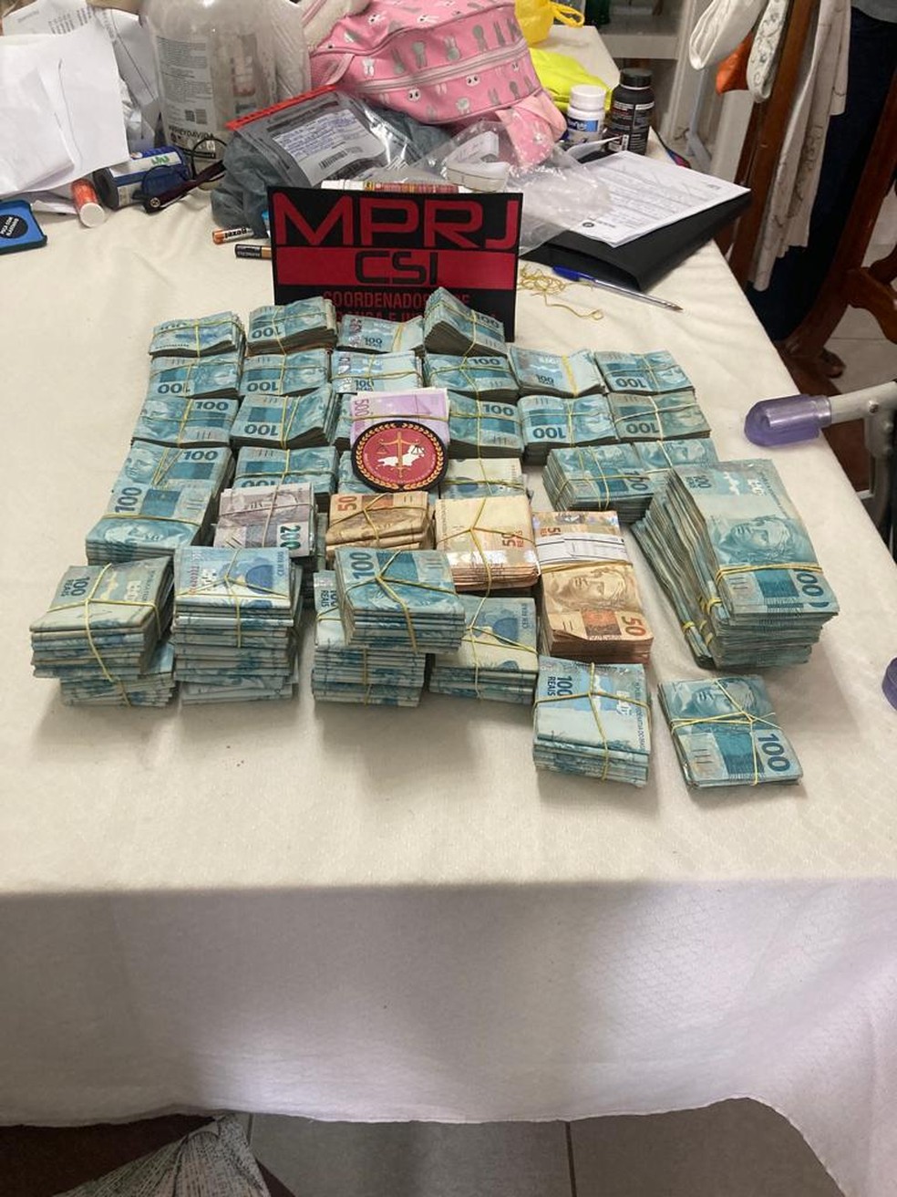 Foram encontrado R$ 435 mil em espécie na casa do sargento da PM Alexandre Ribeiro da Silva, um dos alvos da Operação Fim da Linha — Foto: Reprodução