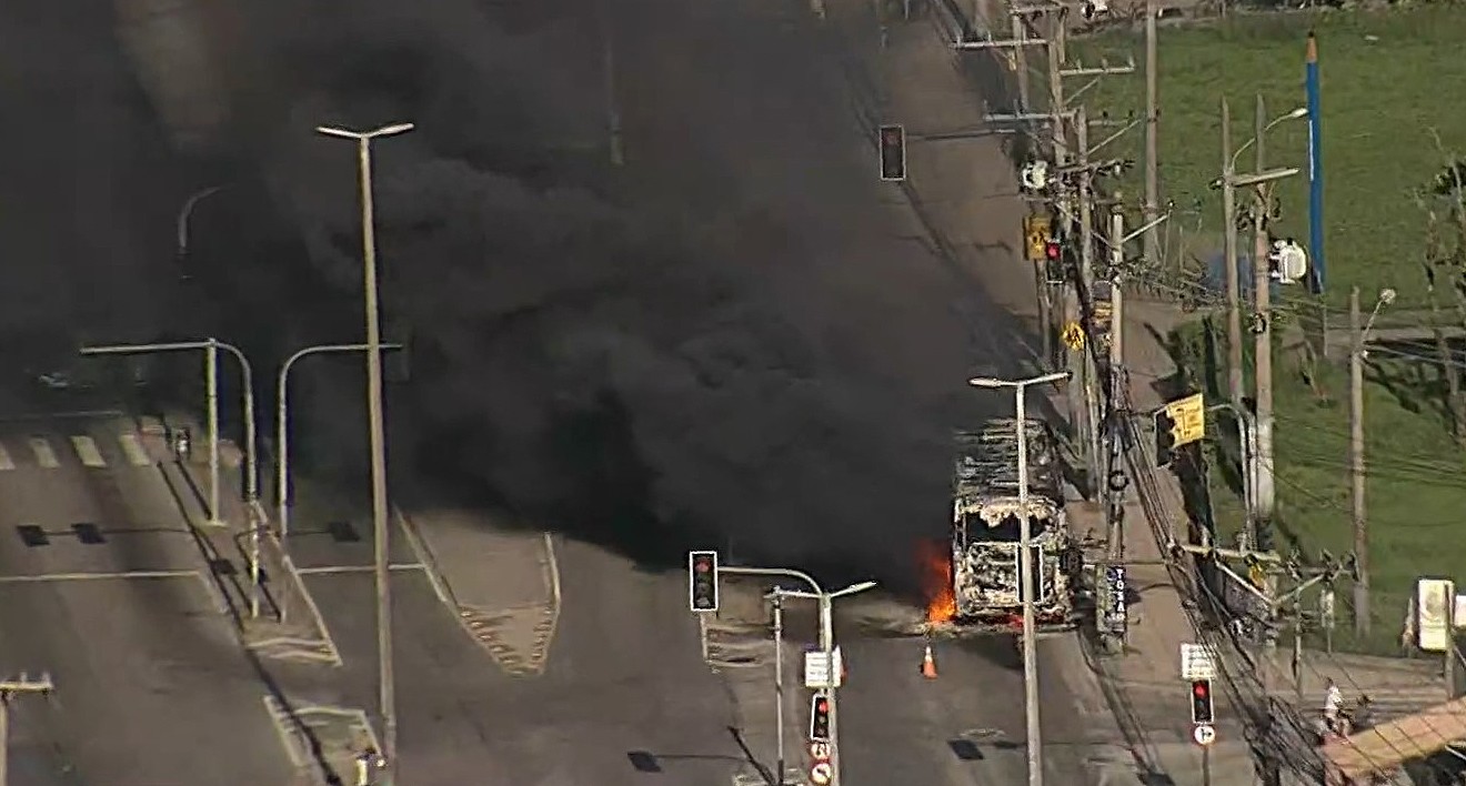 Mais de 20 ônibus foram incendiados a mando de paramilitares — Foto: Reprodução/TV Globo