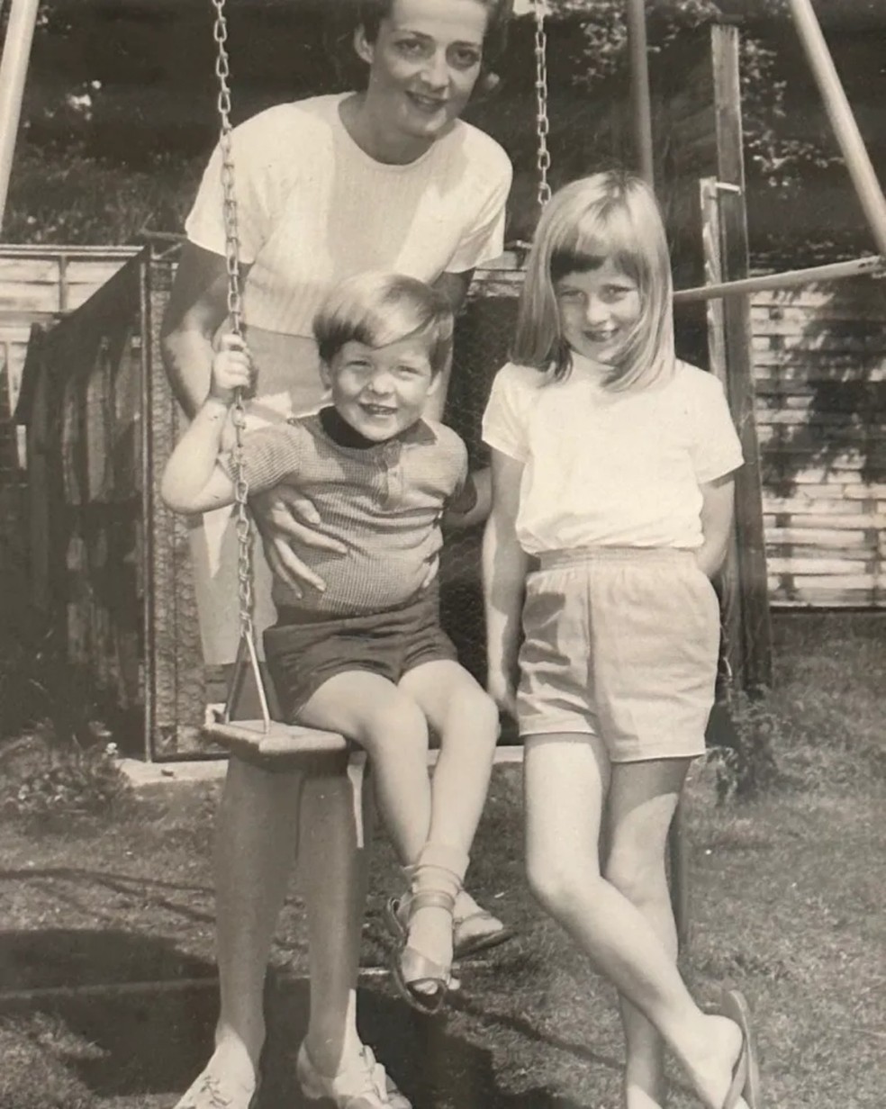 Irmão da princesa Diana postou foto da infância e chamou atenção da web — Foto: Reprodução