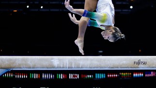 Flavia Saraiva compete na trave durante as eliminatórias femininas do 52º Campeonato Mundial de Ginástica Artística na Antuérpia, Bélgica — Foto: KENZO TRIBOUILLARD / AFP