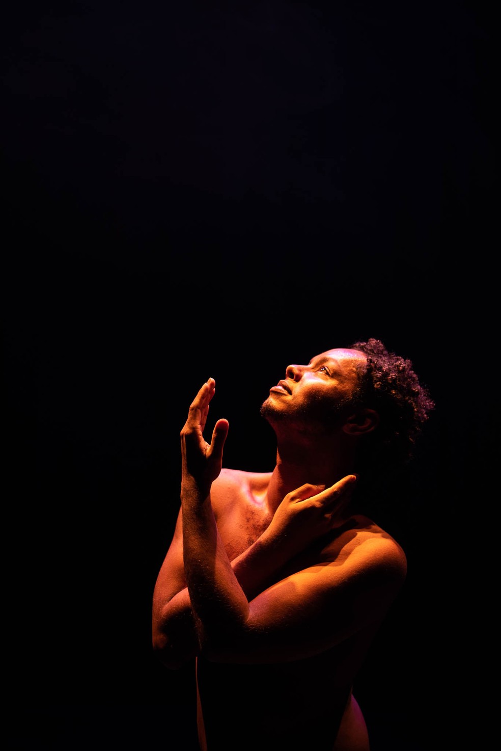 Clayton Nascimento, em cena da peça 'Macacos' — Foto: Divulgação/Bob Sousa