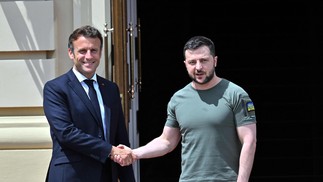 O presidente ucraniano Volodymyr Zelensky se encontra com o francês Emmanuel Macron na capital Kiev — Foto: SERGEI SUPINSKY / AFP