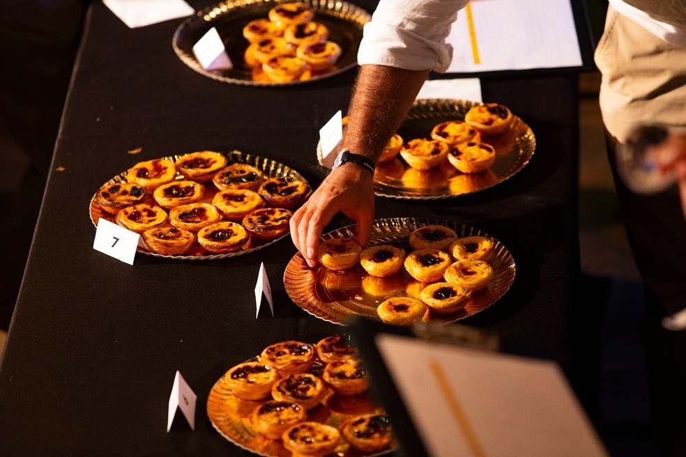 Jurados durante as provas do concurso O Melhor Pastel de Nata de Lisboa 2023 — Foto: Reprodução / Facebook / O Melhor Pastel de Nata