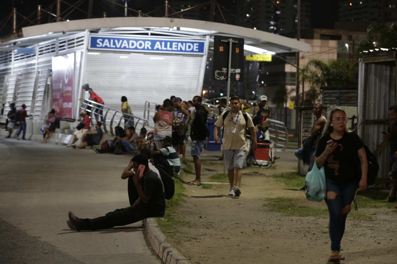 Passageiros à espera de transporte na estação Salvador Allende — Foto: Alexandre Cassiano