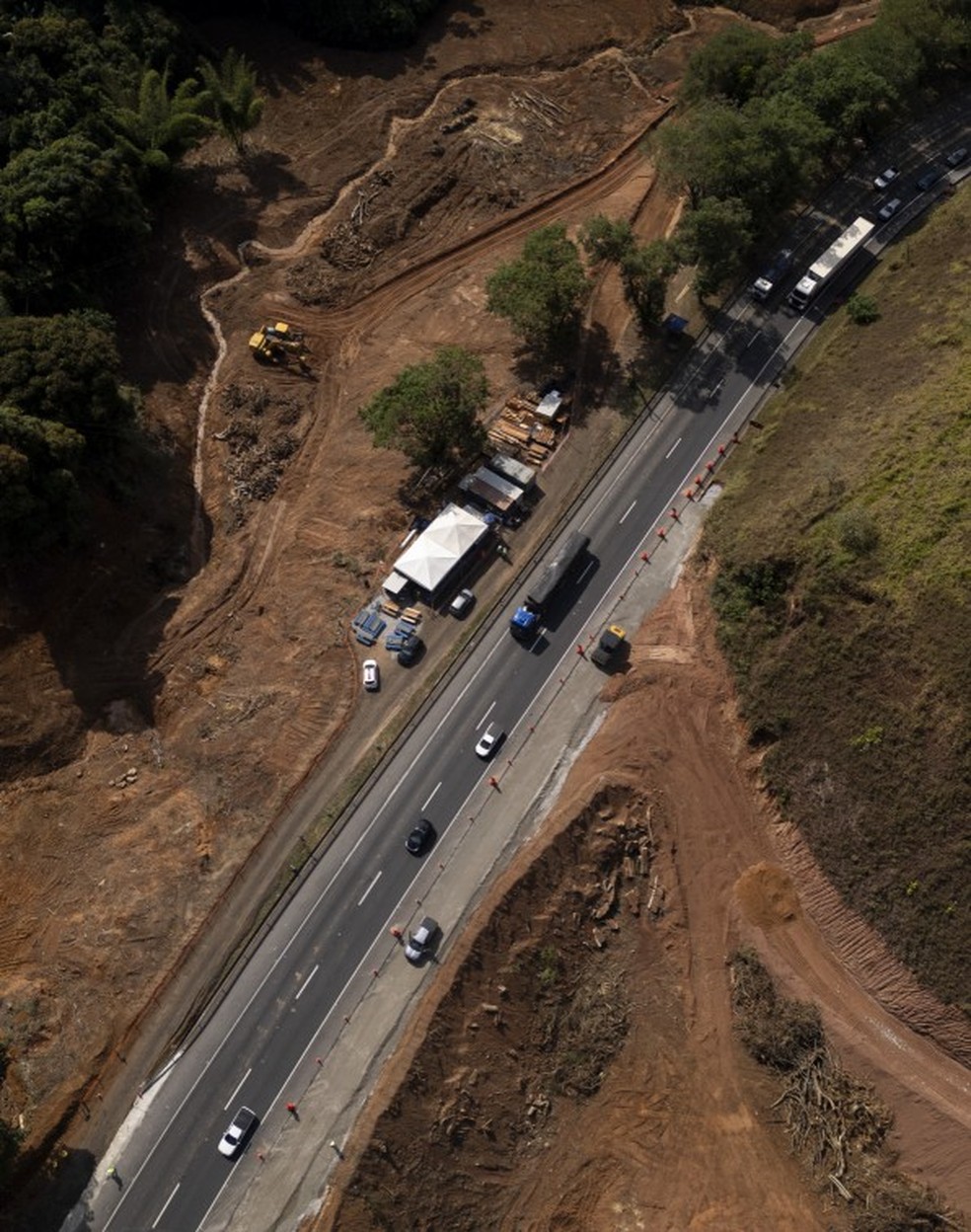 Desde abril, a nova concessionária — a CCR RioSP — deu início às obras na Serra das Araras, previstas para terminarem em 2029 — Foto: Márcia Foletto/Agência O Globo