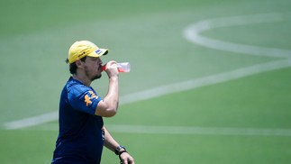 Fernando Diniz durante treino pré-jogo contra a Colômbia — Foto: Daniel Ramalho/AFP