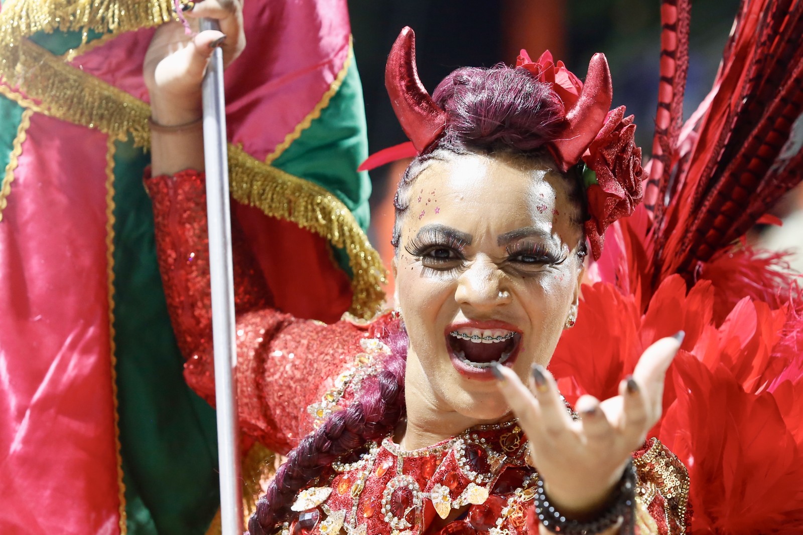 Porta-bandeira da Lins Imperial, segunda escola a desfilar no primeiro dia da Série Ouro — Foto: Fabio Rossi/Agência O Globo