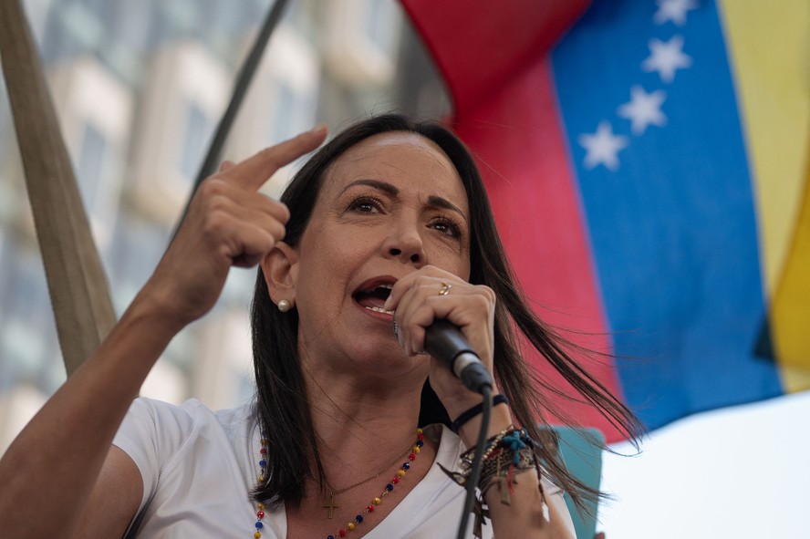 A líder da oposição venezuelana, Maria Corina Machado, fala aos seus apoiadores durante uma manifestação no aniversário da revolta de 1958 que derrubou uma ditadura militar