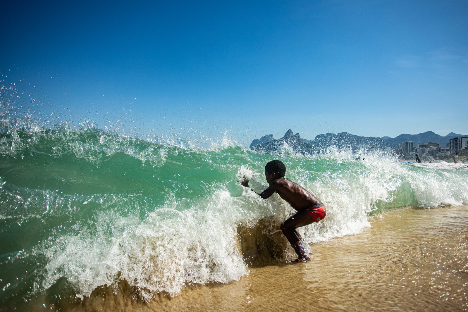 Mar do Rio com águas cristalinas. Na foto, Praia de Ipanema. — Foto: Hermes de Paula / Agência O Globo