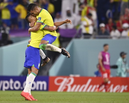 Casemiro e Thiago Silva comemoram vitória da seleção brasileira contra a Suíça na Copa do Mundo