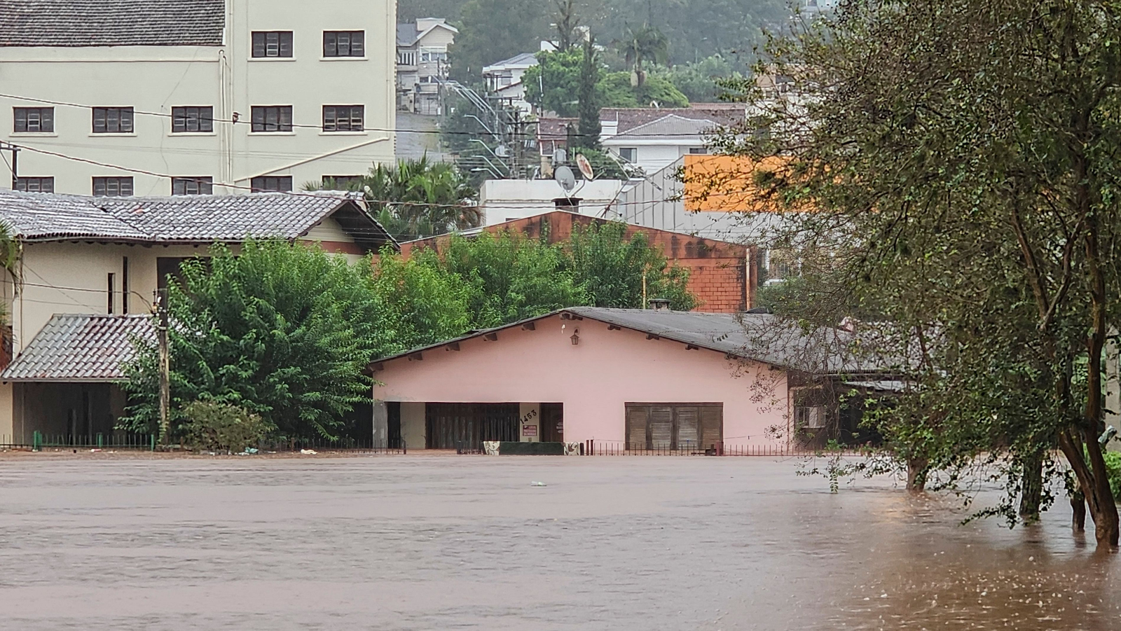 Pelo menos dez pessoas morreram e 21 estão desaparecidas devido às fortes chuvas no estado.- Foto: Gustavo Ghisleni/AFP