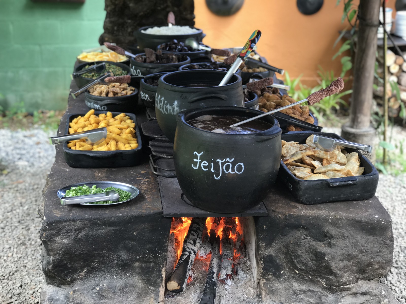 Servida sempre aos domingos, a feijoada da Casa da Feijoada 1910 é preparada no fogão a lenha e disposta em panelas de barro — Foto: Divulgação