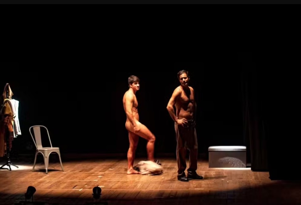 Os atores Léo San (à esquerda) e Maurício Silveira em cena da peça 'Pasolini no deserto da alma' — Foto: Divulgação